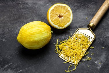 Koyu arkaplanda rendelenmiş limon tadı Pişirmeye hazır, rende kabuğu ve limon tadı, pankart, menü, tarif, üst görünüm.