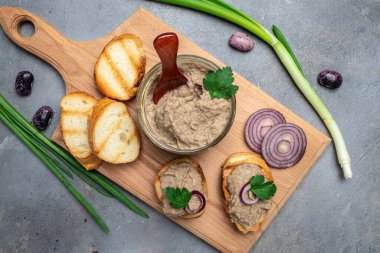 Fasulye ezmeli ekmek, cam kavanozda Meksika usulü fasulye ezmesi. Sağlıklı vejetaryen yemekleri..