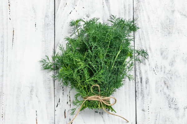 Taze dereotu, hafif arka plandaki ahşap kutuya kapatın. Dondurucu büyüklükte organik, sağlıklı, ething doğal ürün porsiyonuna hazırlık yapın. metin için yer.
