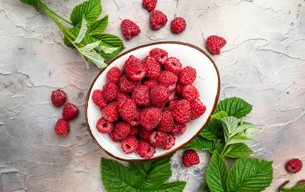 Kasede taze ahududu. Olgun sulu taze ahududu. Organik ahududular, sağlıklı yiyecekler, vitaminler, yaz meyveleri. Uzun afiş biçimi. metin için yer.