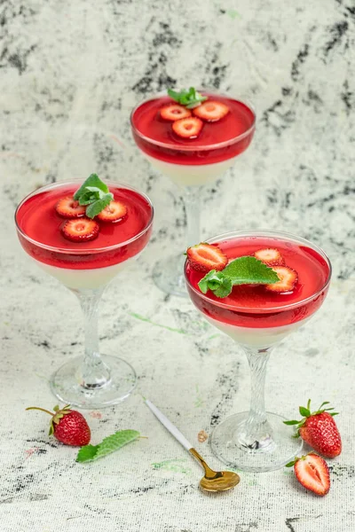 Süße Erdbeermousse Mit Bio Joghurt Frisches Obst Dessert Mit Minzbelag — Stockfoto