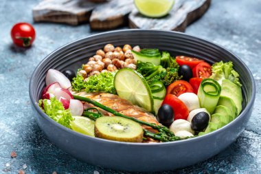 Tavuk fileto, avokado, kuşkonmaz, nohut, brokoli, turp, tavuk, salatalık domatesli, zeytinli mozzarella. Detoks ve sağlıklı süper yiyecekler konsepti, üst görünüm,