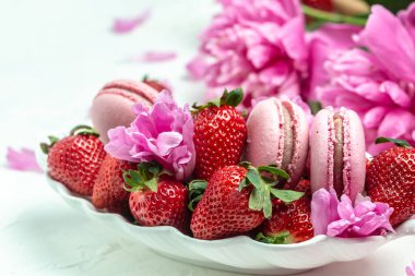 Beyaz arka planda şakayık güllü pembe badem kurabiyesi ya da kurabiye. Pankart, broşür, güzel kartpostal, güzel manzara.,