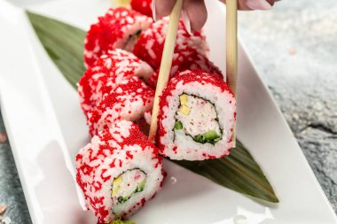 Kırmızı çubuklu suşi ruloları, Japon geleneksel dürümü, yemek tarifi geçmişi. Kapat.,