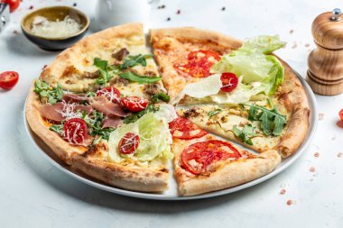 Farklı dolma dilimli pizza seti, bir dilim pizza margherita. Pizza margaritası ve yakın çekim. Yemek tarifi geçmişi,