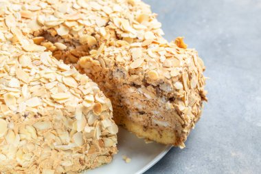 Çikolata kremalı fındıklı kremalı pasta, yemek tarifi geçmişi. Kapatın. Katmanlı kek.,