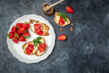 Tost ya da böğürtlenli bruschetta, peynirli camembert fındık ve bal. Yaz kahvaltısı. Sağlıklı, temiz yemek. Vegan ya da glütensiz diyet.