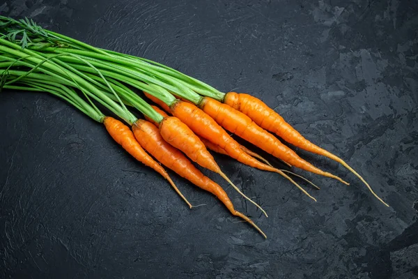 Ramo Zanahoria Fresca Dulce Sobre Fondo Oscuro Alimento Vegetal Vegano — Foto de Stock