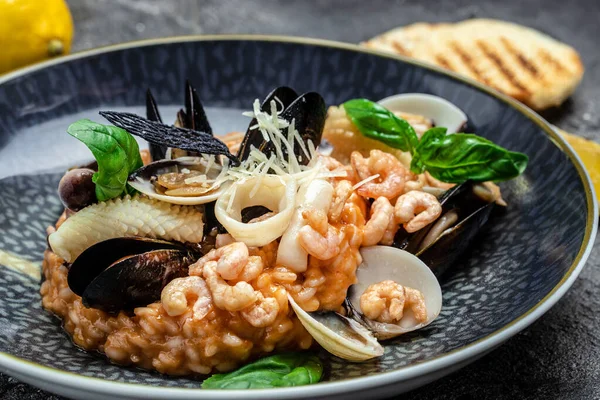 Deniz ürünleri karidesli risotto ve kabuklu midye. Akdeniz mutfağı. Restoran menüsü, diyet, yemek kitabı tarifi üst görünümü