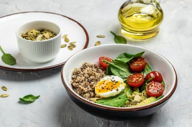 İçinde avokado, yumurta, domates, ıspanak ve ay çekirdeği olan kinoa budha kasesi. Ev yapımı yemek. Sağlıklı, temiz yemek. Vegan ya da glütensiz diyet, metin yeri, üst görünüm,