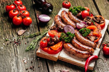 Barbekü menüsü. Tahta tahtada sebzeli leziz bbq aperatifleri ızgara et çeşitleri. afiş, menü, metin için tarif yeri, üst görünüm.
