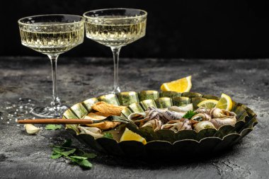 Kızarmış salyangoz salyangoz de Bourgogne otlar, tereyağı, çatallı metal tabakta sarımsak, şarap kadehi. Gurme yemekleri. Restoran menüsü, diyet, yemek kitabı tarifi..