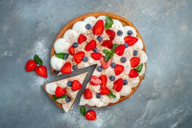 Delicious cake pie tart with fresh strawberries, raspberries, blueberry on gray background. banner, menu, recipe place for text, top view.