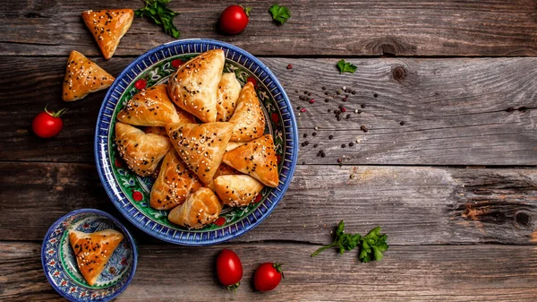 Tradiční Indická Kuchyně Samosas Pečené Pečivo Pikantní Náplní Populární Indické — Stock fotografie