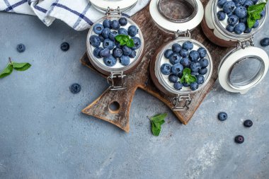 Yoğurt ve yabanmersini. Sağlıklı kahvaltı. Vejetaryen vejetaryen yemeği yiyen süper sağlıklı yiyecekler. afiş, menü, metin için tarif yeri, üst görünüm.