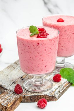 Beyaz mermer masanın üzerinde ahudududulu yoğurt püresi. kilo verme konsepti. dikey görüntü. metin için yer.