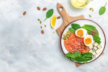 Düşük karbonhidratlı ürünleri yüksek proteinli ve iyi yağ kaynaklı yapın. Sağlıklı yağlar, hafif arka planda kilo vermek için temiz yiyecekler, keto ya da ketojenik diyet, uzun afiş formatı. en üstteki görünüm.