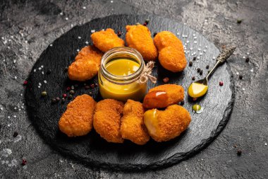 Tavuk nugget. Kızarmış çıtır tavuk nugget ve hardal balı sos, Amerikan sağlıksız kalori yemeği. Lezzetli bar tarzı, aperatif, üst manzara.