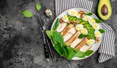 Keto diyet salata avokado, ızgara tavuk fileto, bıldırcın yumurtası, ıspanak, ceviz. Sağlıklı yağlar, kilo kaybı, afiş, menü, metin için tarif yeri, üst görünüm için temiz yeme,