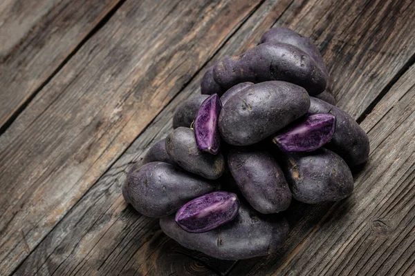 Organiczny Purpurowy Słodki Ziemniak Surowe Słodkie Ziemniaki Lub Bataty Nietoperze — Zdjęcie stockowe