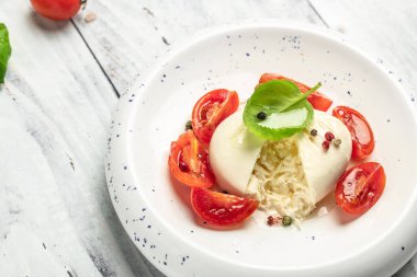 Mozzarella 'dan taze beyaz burrata peyniri ve Apulia' dan krema, İtalyan Akdeniz mutfağı, yemek tarifi geçmişi. Kapat.,