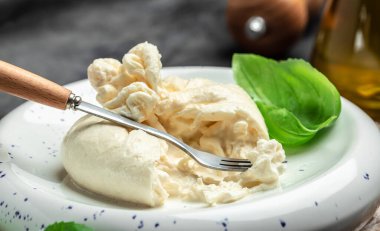 Mozzarella 'dan taze beyaz burrata peyniri ve Apulia' dan krema, İtalyan Akdeniz mutfağı, yemek tarifi geçmişi. Kapat.,