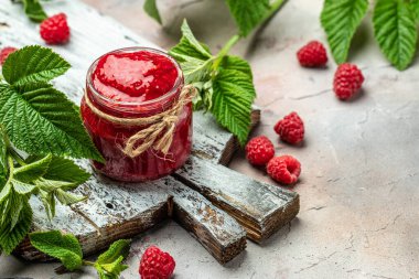 Ev yapımı ahududu reçeli kavanozda ahududu ve nane. afiş, menü, metin için tarif yeri, üst görünüm,