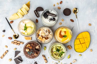 Büyük bir dondurma koleksiyonu, taze fıstık, çikolata, karamel, kavun, mango, çikolata parçacıklı sandviç kurabiyeleri aromatik vanilyalı beyaz kapsüllü lezzetli dondurmalar..