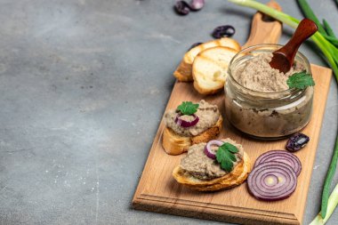 Fasulye ezmesi. Japon yemeklerini fasulye ezmesi, cam kavanozda Meksika mutfağı ezmesi. sağlıklı vejetaryen yiyecekler, pankart, menü, metin için tarif yeri, üst görünüm.