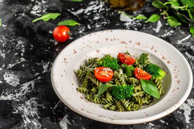 Ispanaklı sebzeli makarna. uygun diyet. Temiz yemek, diyet, vejetaryen yemek konsepti. en üstteki görünüm,