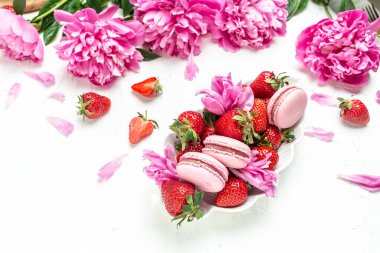 Beyaz arka planda şakayık güllü pembe badem kurabiyesi ya da kurabiye. Pankart, broşür, güzel kartpostal, güzel manzara.,