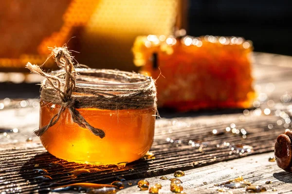 Přírodní Medový Hřeben Skleněná Sklenice Dřevěném Stole Medové Pozadí Včelí — Stock fotografie