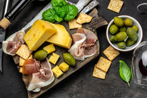 Close Antipasto Board Sliced Meat Ham Salami Cheese Olives Wine — Stock Photo, Image