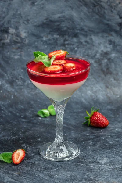 Çilek soslu jöle ve naneli panna cotta vanilya. İtalyan tatlısı, dikey görüntü. Üst Manzara. metin için yer.