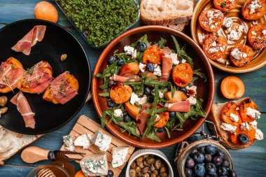 İspanyol geleneksel yemeği taze şeftali, jambon ve dor mavi peynir, bayrak, menü, yazı için tarif yeri, üst görünüm.