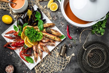 Deniz ürünleri seti. Bir tabak dolusu pişmiş karides, balık, kerevit, midye. afiş, menü, metin için tarif yeri, üst görünüm.