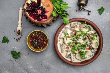 Etli ve krem peynirli mantarlar, restoran menüsü, diyet, yemek tarifi üst görünümü,