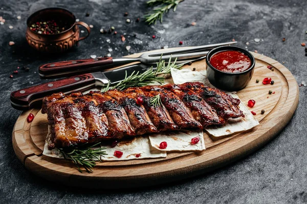 Spicy Rack Spare Ribs Bbq Sauce Served Wood Chopping Board — Fotografia de Stock