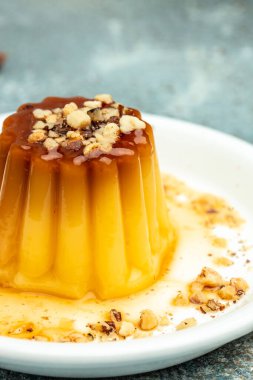 Krem karamel tatlısı. Geleneksel İtalyan Panna cotta. Yemek tarifi geçmişi. Kapat..