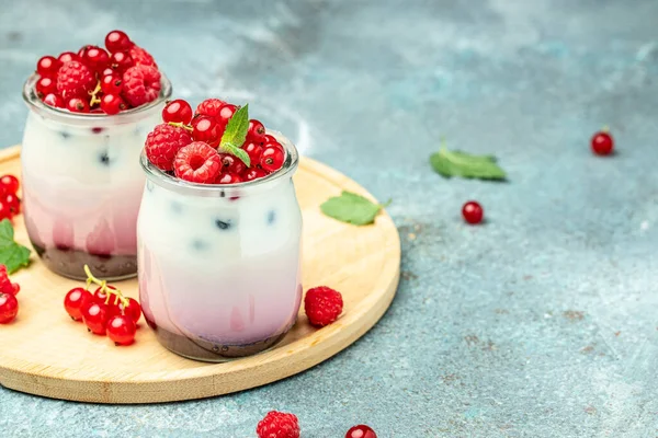 Berries Yogurt Healthy Layered Dessert Yogurt Jam Red Currant Raspberries — Fotografia de Stock