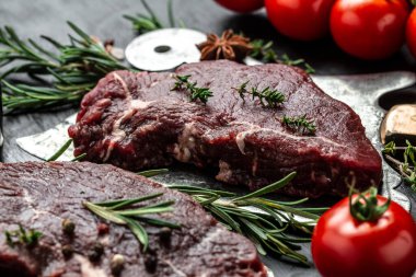 Izgara tavada servis edilen baharatlı biftek parçaları. Siyah Angus bifteği. Çiğ et rampası bifteği, üst manzara.,