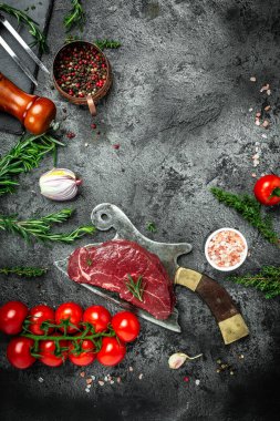 Izgara tavada servis edilen baharatlı biftek parçaları. Siyah Angus bifteği. Çiğ et rampası bifteği, üst manzara.,