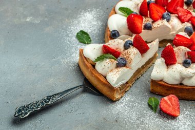 Taze çilek, ahududu ve kürekli yabanmersinli kek turtası. Restoran menüsü, diyet, yemek kitabı tarifi üst görünümü.