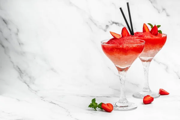 Strawberry Frose Cocktail Pink Wine Frose Slushy Smoothy Alcoholic Beverage — Stok fotoğraf