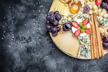Antipasto tabağı, çeşitli yumuşak ve sert peynirlerden oluşan Antipasto Peynir tabağı. İspanyol manchego peyniri, aperatif parti konsepti, afiş, menü, metin için tarif yeri,