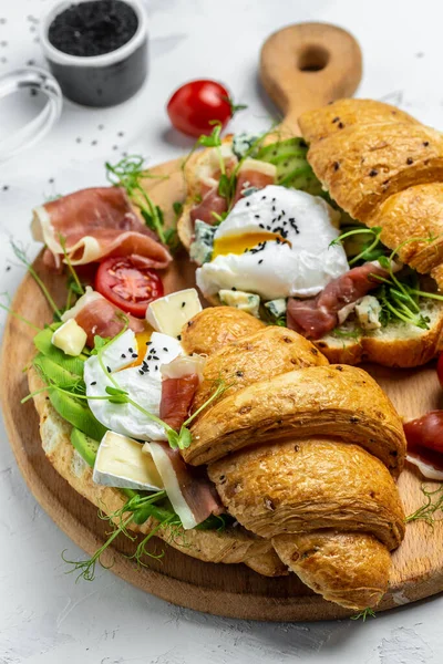 Croissant Prosciutto Gotowane Jajko Jamon Blue Ser Awokado Mikrogin Pomidory — Zdjęcie stockowe