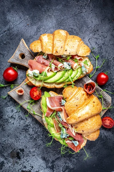 Kanapki Croissant Jamon Ham Serrano Paleta Iberica Niebieski Ser Awokado — Zdjęcie stockowe