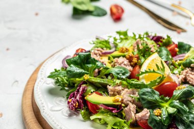 Salatayı marul, vişneli domates, avokado ve kırmızı soğanla kapat. Süper yiyecek konsepti. Sağlıklı, temiz yeme konsepti. Vejetaryen ya da glütensiz diyet. Üst görünüm.