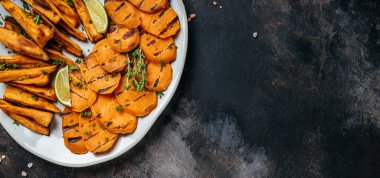 Siyah arka planda otlu patates kızartması. Uzun afiş biçimi. en üstteki görünüm.