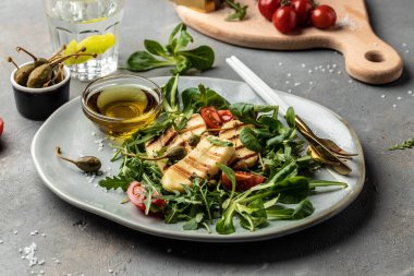 Izgara ızgara ve naneli halloumi peyniri dilimleri. Kıbrıs peyniri gıcırdıyor. afiş, menü, metin için tarif yeri, üst görünüm.